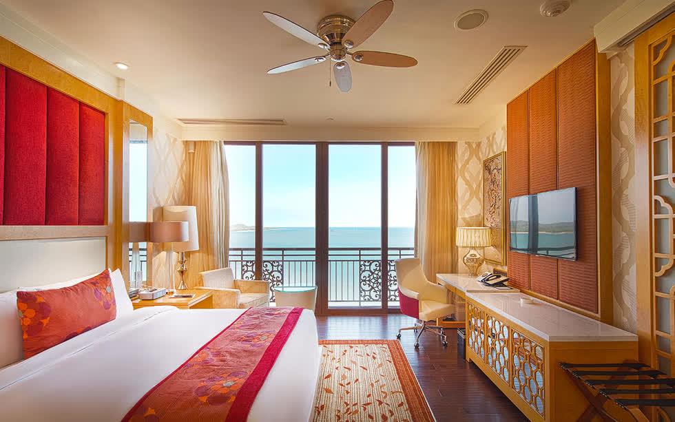 Nội thất xa hoa, lộng lẫy trong phòng khách sạn The Grand Hồ Tràm Strip Resort.