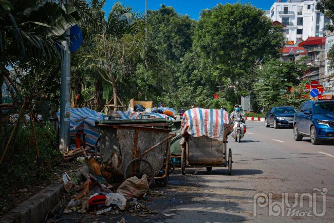 Rác thải tại Đường Láng