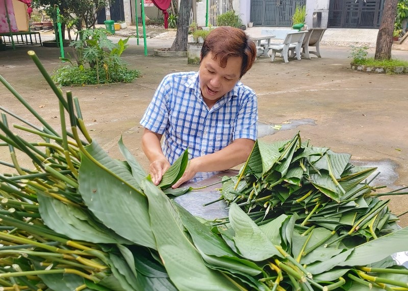  Người dân khu dân cư Mega Village Khang Điền (Quận 9) đang gói bánh chưng, bánh tét... để gửi đồng bào miền Trung.