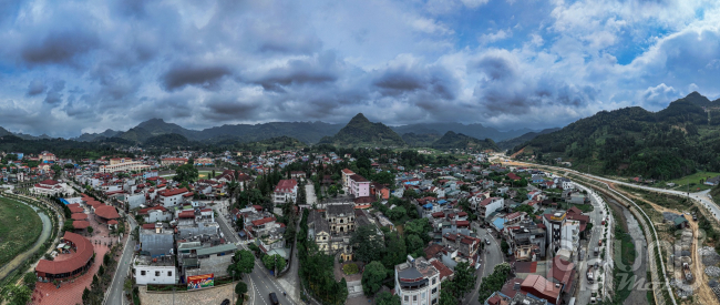 Dinh thự Hoàng A Tưởng có vị trí đắc địa là giữa quả đồi rộng của châu Bắc Hà (Lào Cai), nay là trung tâm thị trấn huyện Bắc Hà. Tồn tại 1 thế kỷ nhưng dinh vẫn uy nghi, vững chãi với lối kiến trúc Châu Âu cổ kính và  được coi là ngôi nhà uy quyền nhất của vùng núi cao nguyên Bắc Hà