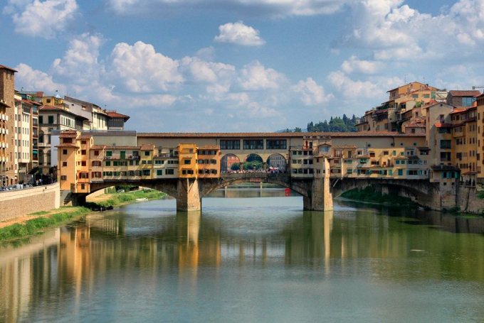   Cầu Ponte Vecchio, Florence, Italy là cây cầu duy nhất bắc qua sông Arno ở thành phố Florence cho đến năm 1218. Cây cầu từng là khu chợ nhỏ với nhiều cửa hàng bán thịt, bán cá, thuộc da... nhưng do lượng chất thải quá nhiều nên giờ chỉ còn các cửa hàng kinh daonh kim hoàn. Đây là điểm du khách dừng chân ngắm nhìn cảnh sông. Các cửa hàng trên cầu bán nhiều đồ lưu niệm, trang sức..  