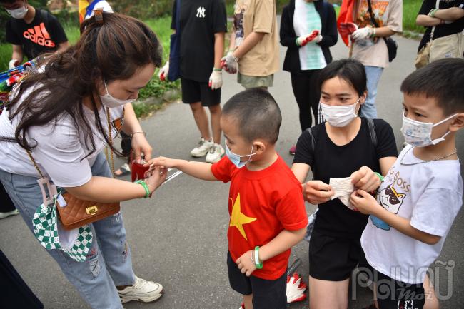 Xanh Việt Nam - Đầu cầu Hà Nội nhặt rác hưởng ứng Ngày Trái Đất (Earth Day) 