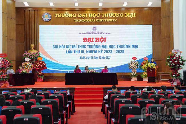 Quang cảnh Đại hội Chi hội Nữ trí thức Trường Đại học Thương mại lần thứ III