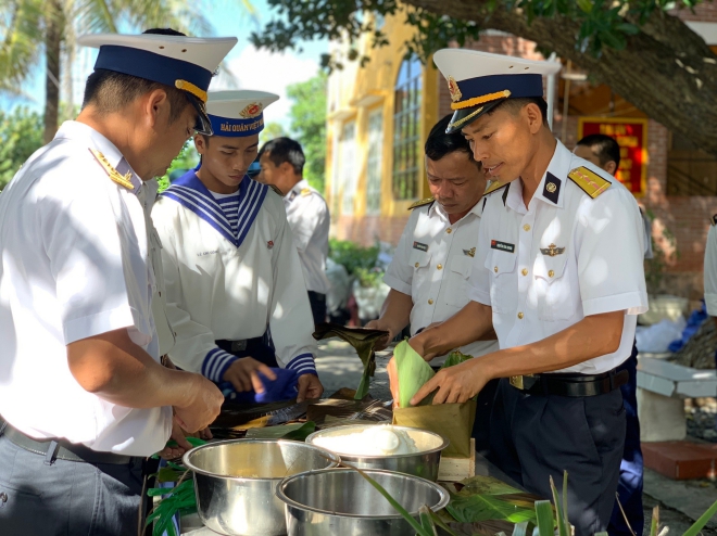 Gói bánh chưng sớm ở Trường Sa/ Ảnh: Báo điện tử Đảng cộng sản