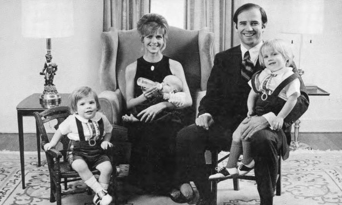   Ảnh chụp Joe Biden cùng vợ Neilia Hunter và ba con năm 1972. Ảnh: Delaware Public Archives.  