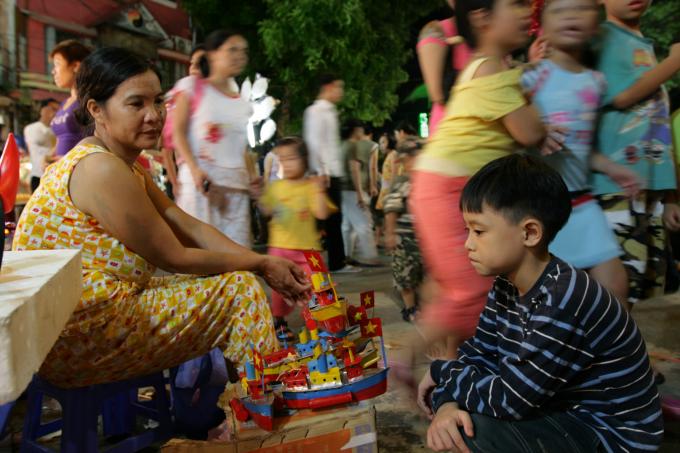 Bán tàu thủy ca nô ở chợ Hàng Mã toàn là những người yêu nghề, giữ nghề, chứ xưa, lời lãi chẳng được bao nhiêu... Ảnh: Lê Bích