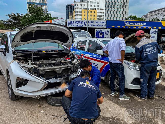 Các hệ thống gara sửa chữa ô tô đông nghịt xe ô tô bị ngập nước từ trong ra ngoài.