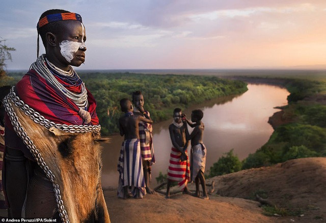   Vợ của một trưởng bản thuộc bộ tộc Karo ở miền nam Ethiopia.  