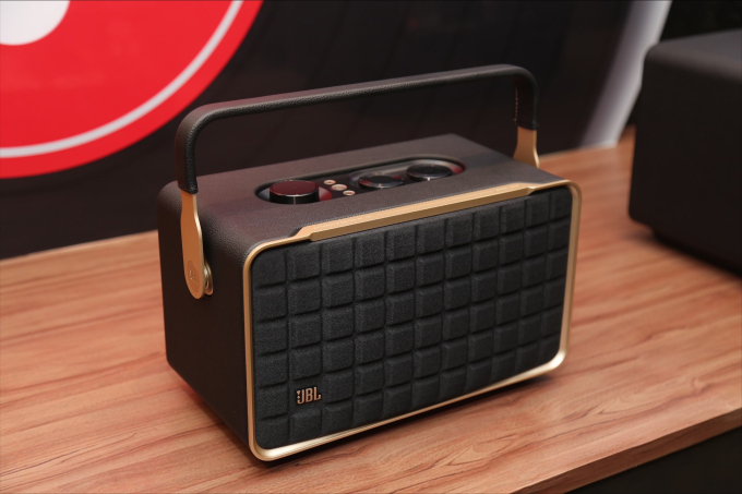 JBL Authentics 300