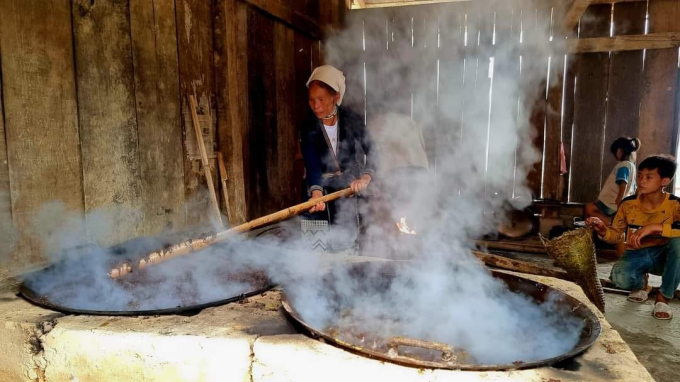 Công đoạn nấu sáp ong để tạo thành các khối sáp mịn: Ảnh người dân cung cấp