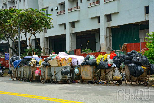 Người dân nơi đây cho biết: tình trạng xe rác để chất đống lẫn doạn đường này đã xảy ra từ rất lâu chứ không phải do mấy ngày nay nhà máy rác thải Nam Sơn tạm ngưng tiếp nhận rác thải. Nhiều hôm rác nhiều, xe xếp hàng cả dãy phố này gây nên ô nhiễm bốc mùi nồng nặc, không chỉ những ngày mưa mà nắng càng bốc mùi khó chịu, gây ô nhiễm môi trường nặng nề.