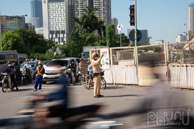 Bên cạnh công tác phân luồng, điều tiết giao thông, Đội CSGT số 6 tiến hành kiểm tra, kiểm soát, xử lý việc vận chuyển hành khách tại các khu vực, tuyến đường gần bến xe Mỹ Đình. Nếu phát hiện các trường hợp vi phạm quy định về vận tải đường bộ như chở quá số người quy định; đón trả khách không đúng nơi quy định… sẽ xử lý nghiêm theo quy định của pháp luật. Song song với đó, các CBCS còn kết hợp công tác tuyên truyền, vận động người dân tham gia bảo đảm trật tự an toàn giao thông và thông tin kịp thời cho lực lượng CSGT các hành vi vi phạm về kinh doanh vận tải hành khách để lực lượng chức năng có các giải pháp xử lý kịp thời. 