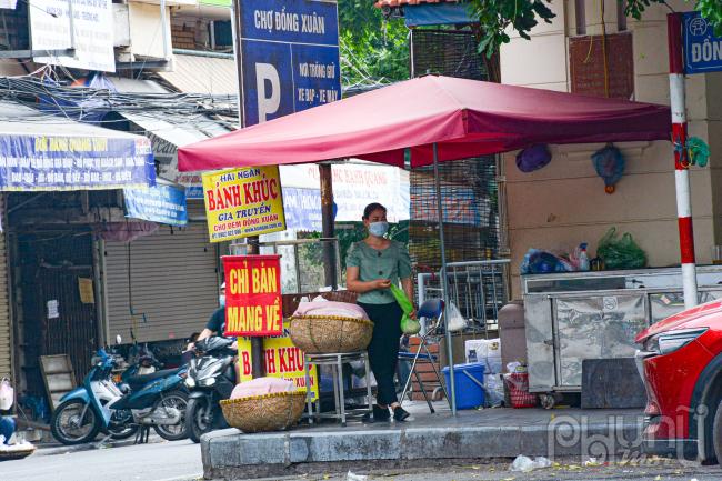 Cửa hàng bán đồ ăn nhanh chỉ bán mang về phục vụ người dân.