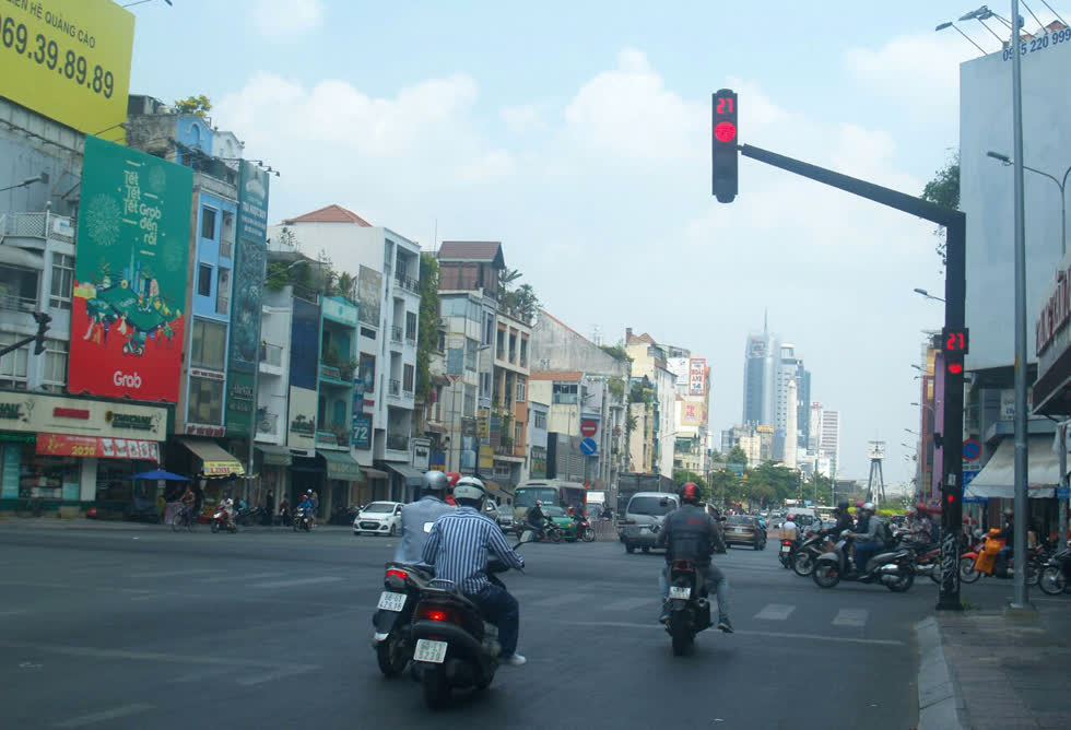 Ngã tư Điện Biên Phủ - Đinh Tiên Hoàng sáng nay, dừng đèn đỏ chỉ thưa thớt một vài xa máy.