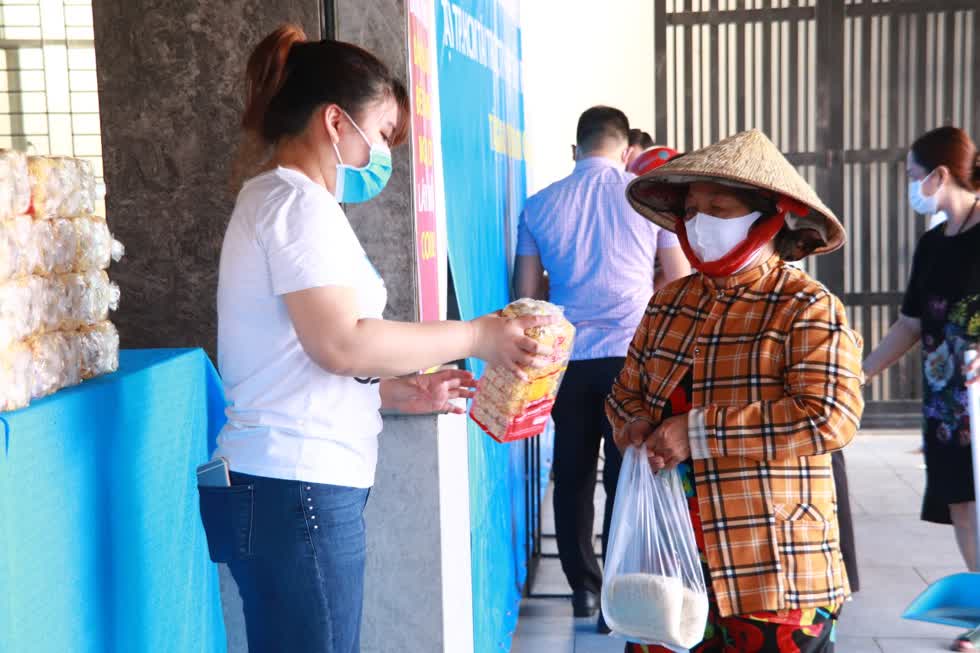 Cho đến sáng 21/4, chương trình đã nhận được hơn 30 tấn gạo và 500 thùng mì gói. Ảnh: Tri Thức