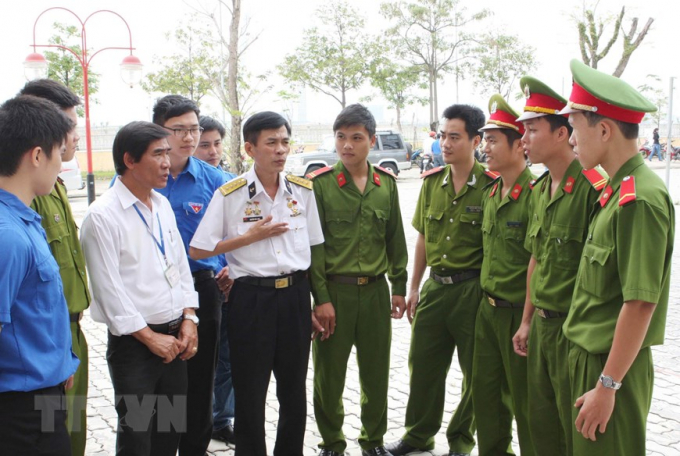   Anh hùng lực lượng vũ trang nhân dân, Đại úy Nguyễn Văn Lanh đang thuật lại trận đấu Gạc Ma ngày 14/3/1988 cho các chiến sỹ công an Đà Nẵng.  