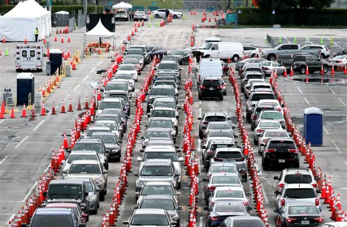 Ôtô xếp hàng bên ngoài một điểm xét nghiệm Covid-19 tại bang Florida. Ảnh: Getty.