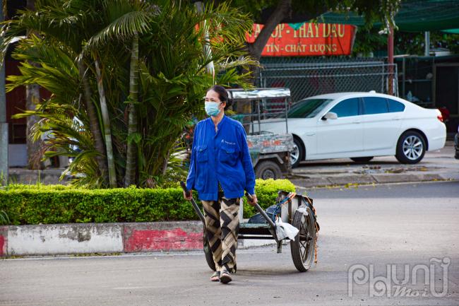 Cô Thi tranh thủ đi thu mua chai lọ tại các cửa hàng tạp hoá và nhà dân.