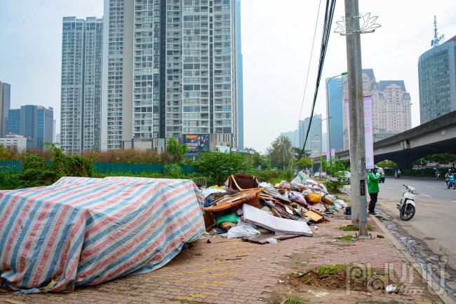 Dọc đường vành đai 3 đường Phạm Hùng rác chất thành đống.