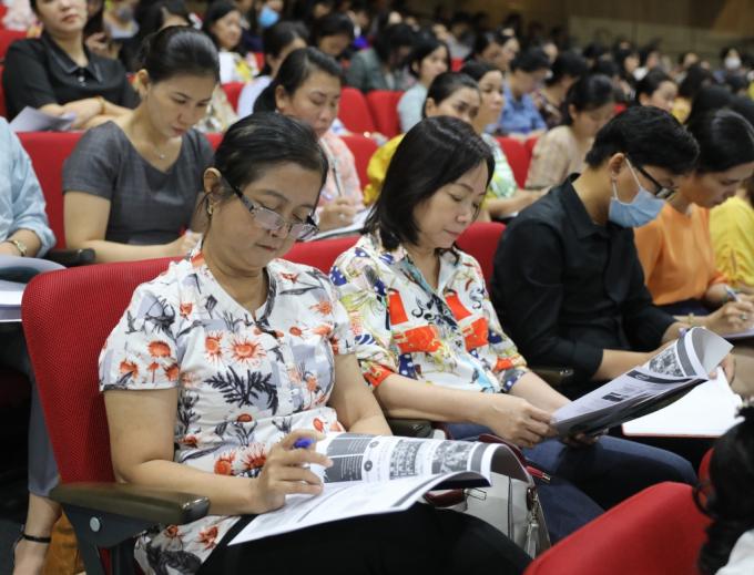 Đông đảo lãnh đạo các phòng giáo dục, thầy cô tham dự buổi tập huấn.