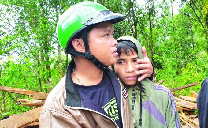 Lê Thanh Tú gục đầu vào vai thầy Hồ Văn Việt khi nghe nhắc về cha - Ảnh: Đình Dũng