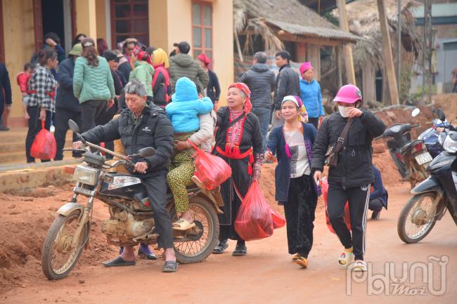 Câu lạc bộ Nhà báo nữ Việt Nam tặng quà từ thiện cho 102 hộ nghèo, cận nghèo tại Yên Bái