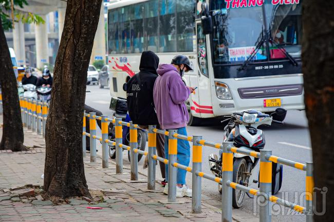 Người nhà chờ đón sinh viên bên ngoài rào cũng gây cản trở các phương tiện khác lưu thông dưới lòng đường.