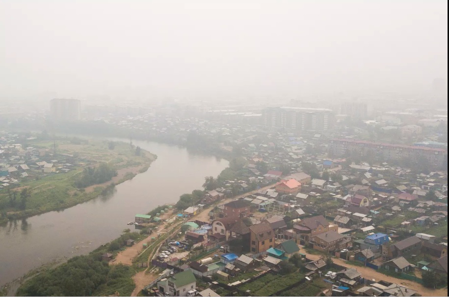   Thành phố Ulan-Ude, ở Đông Siberia, bị bao phủ trong khói bụi từ đám cháy rừng Siberia. Ảnh: TASS.  