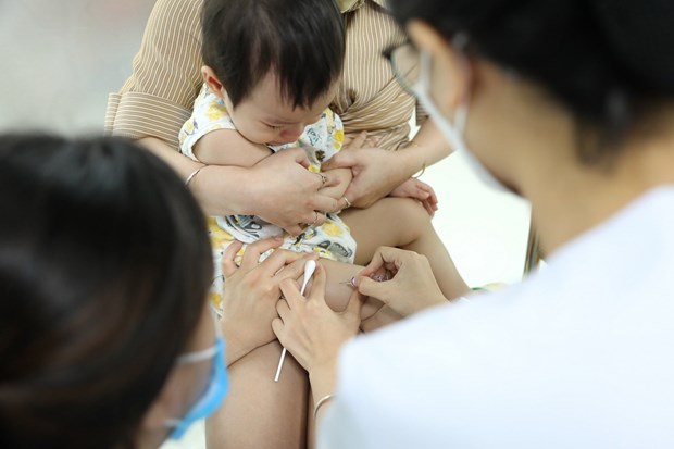 Nhân viên y tế tiêm vaccine phòng cho trẻ. (Ảnh: Minh Quyết/TTXVN)