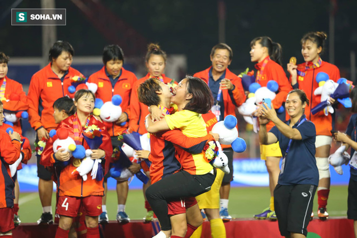 Chùm ảnh: HLV Mai Đức Chung và học trò rạng rỡ ăn mừng HCV SEA Games thứ 2 liên tiếp