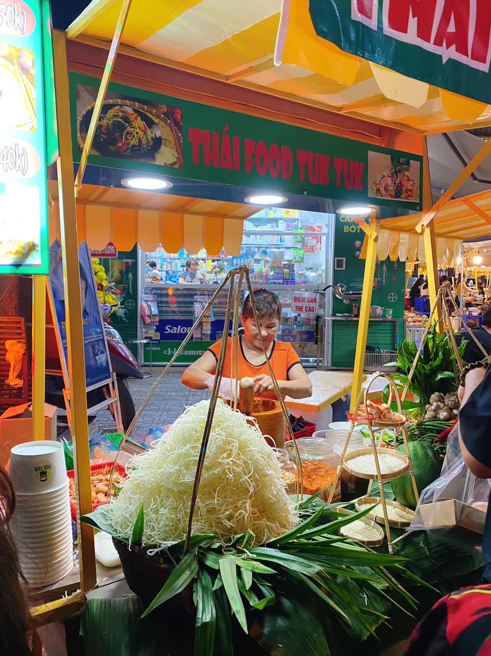 Một gian hàng tại phố đi bộ đêm. 