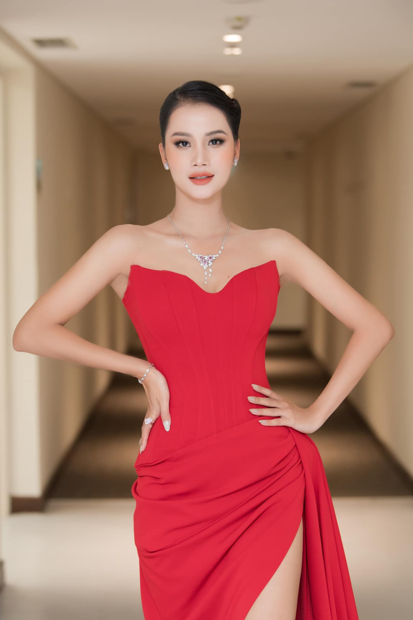 2 Á hậu Miss Universe Vietnam: Một người là cô bé chăn trâu trốn mẹ thi Hoa hậu, một người vừa vượt qua phẫu thuật khối u ở ngực