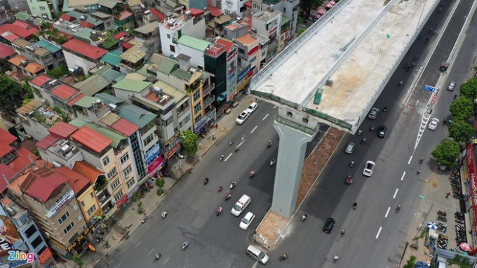   Khó khăn của quá trình thi công là về vấn đề mặt bằng, giao thông, địa hình chật hẹp. Có phần đường trên cao tạm dừng lại tại điểm đầu đường Trường Chinh, nơi giao cắt với đường Giải Phóng.  