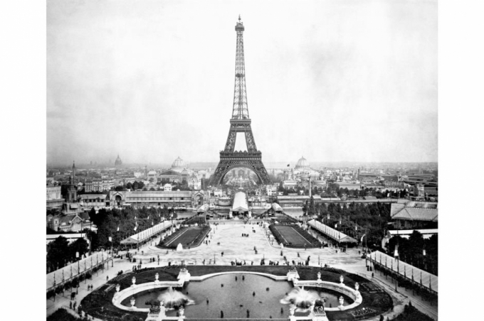 Tháp Eiffel (Thủ đô Paris, Pháp). Tháp Eiffel được xây dựng từ năm 1887-1889 để kỷ niệm 100 năm Cách mạng Pháp và chào đón Triển lãm thế giới năm 1889. Bức ảnh trên được chụp vào năm 1889. Ngày nay, tháp Eiffel thu hút khoảng 7 triệu lượt khách du lịch mỗi năm