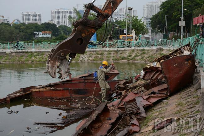 Một số người dân cho rằng, nếu không cho những con thuyền này hoạt động thì việc dỡ bỏ, di dời là cần thiết để trả lại cảnh quan cho Hồ Tây.