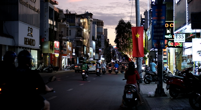 Phố váy cưới nổi tiếng ở TP.HCM đông nghẹt khách sau 2 năm nhiều người hoãn cưới vì COVID-19 