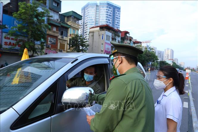 Lực lượng công an và y tế đảm bảo người có đủ điều kiện mới được di chuyển qua chốt cầu Vĩnh Tuy.