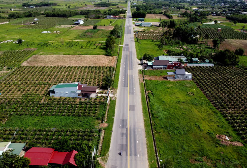 Tuy nhiên, chỉ sau vài năm đưa vào sử dụng thì toàn tuyến xuống cấp nặng, phải liên tục sửa chữa, dậm vá khiến con đường chằng chịt dấu hiệu hư hỏng như một 