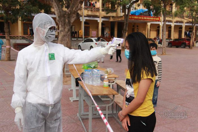 Phạm Văn Hoàng đo thân nhiệt cho các học sinh trong khu cách ly Trường THCS Sao Đỏ.