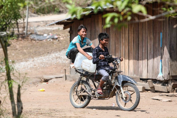   Người dân thôn Tà Nôi, huyện Ninh Sơn tích trữ nước sạch vào chum, vại, bình, can... do hạn hán kéo dài. (Ảnh: TTXVN)  