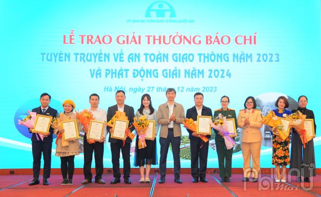 Nhóm tác giả đạt giải khuyến khích Giải thưởng Báo chí tuyên truyền về An toàn giao thông năm 2023