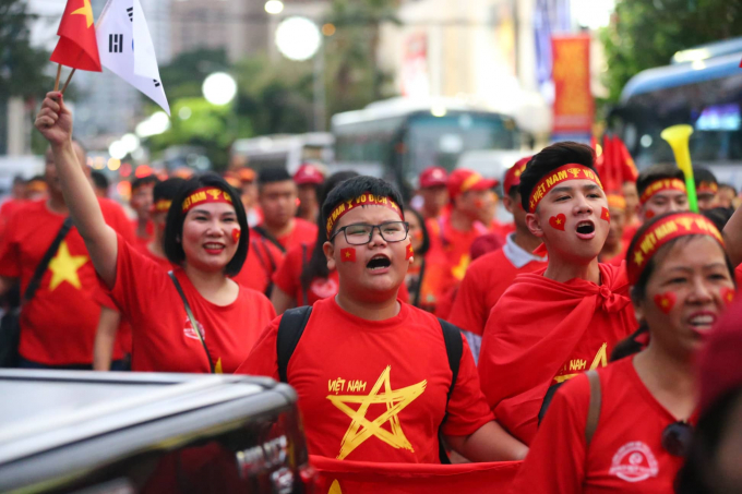 Sắc đỏ CĐV Việt Nam ngập tràn Manila trước trận chung kết Việt Nam - Indonesia ở SEA Games 30