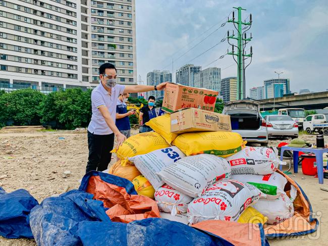   Các thành viên ban quản trị hội đồng hương Yên Bái tiếp nhận phần quà đặc biệt từ các nhà nhà hảo tâm.  