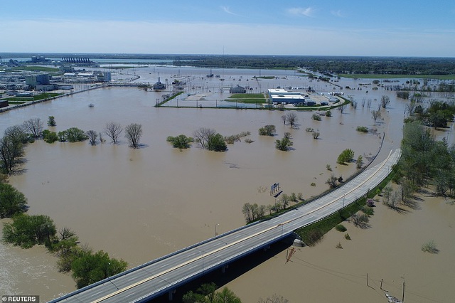   Hai con đập bị vỡ đã khiến nước lũ dâng lên cao ở Midland, Michigan (Ảnh: Reuters)  