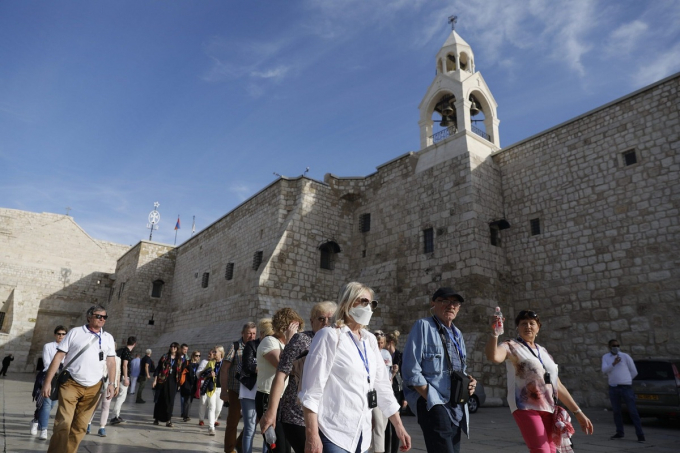   Một địa điểm khác là Nhà thờ Chúa Giáng sinh, thành phố Bethlehem, Palestine cũng mở cửa trở lại từ ngày 26/5. sau hơn 2 tháng tạm dừng hoạt động, khi chính quyền nới lỏng lệnh phong tỏa. Đây là một trong những nhà thờ cổ vẫn duy trì hoạt động trên thế giới. Ảnh: Ahmad GHARABLI.  