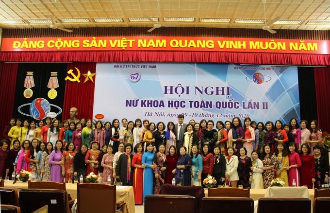 Các nữ trí thức tham dự Hội nghị nữ khoa học toàn quốc lần thứ II chụp ảnh lưu niệm