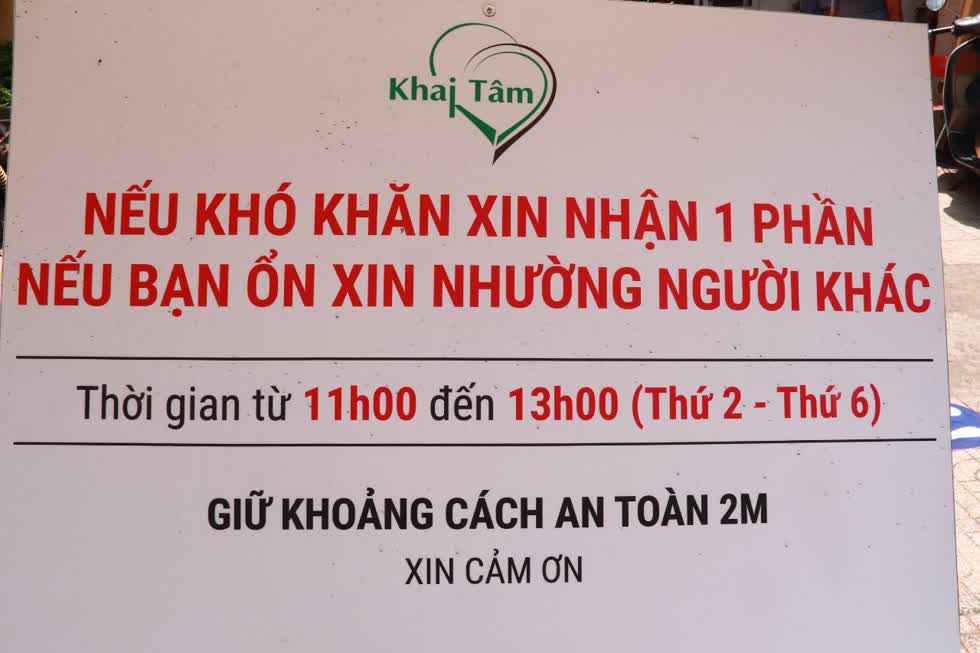 Ủng hộ chương trình xin vui lòng chuyển tiền đến: Nguyễn Lê Đan Tâm 11994927 ACB - HCM. Hoặc quà đến:Địa chỉ: A15-17 Bạch Đằng 1 phường 2 Tân Bình.ĐT: 090 3219 657. Ảnh: Tri Thức