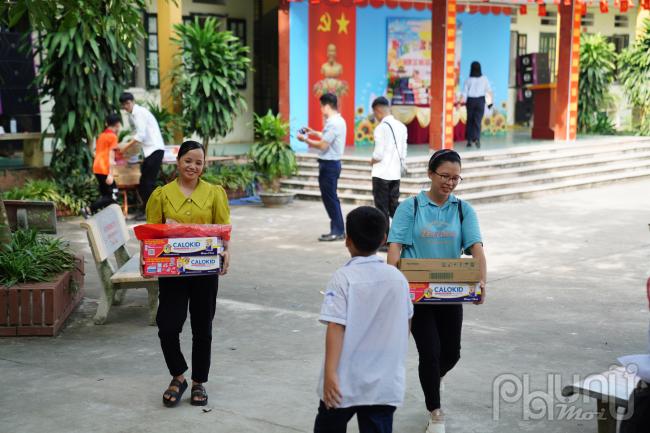 “ Vầng trăng yêu thương” Trao tặng hơn 300 phần quà cho các em học sinh có hoàn cảnh khó khăn tại Trường Tiểu học Vật Lại