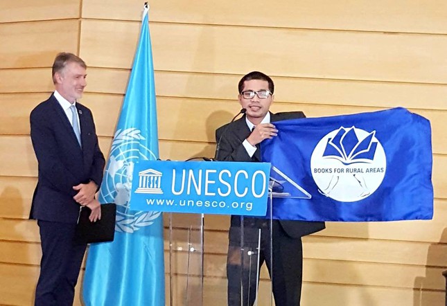 Chương trình Sách hoá nông thôn của Nguyễn Quang Thạch nhận giải thưởng UNESCO Literacy Prize 2016 - giải xoá mù tri thức (Ảnh: Ngaynay.vn)