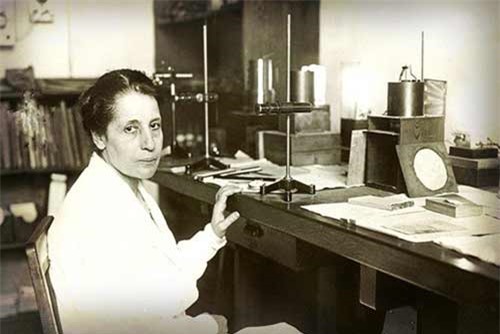  Lise Meitner, nhà vật lý hạt nhân thiên tài. Bà phát hiện ra  nguyên tố Plutoni (một nguyên tố hóa học hiếm, có tính phóng xạ cao).